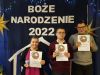 Młodzi ludzie pozują do zdjęcia z dyplomem